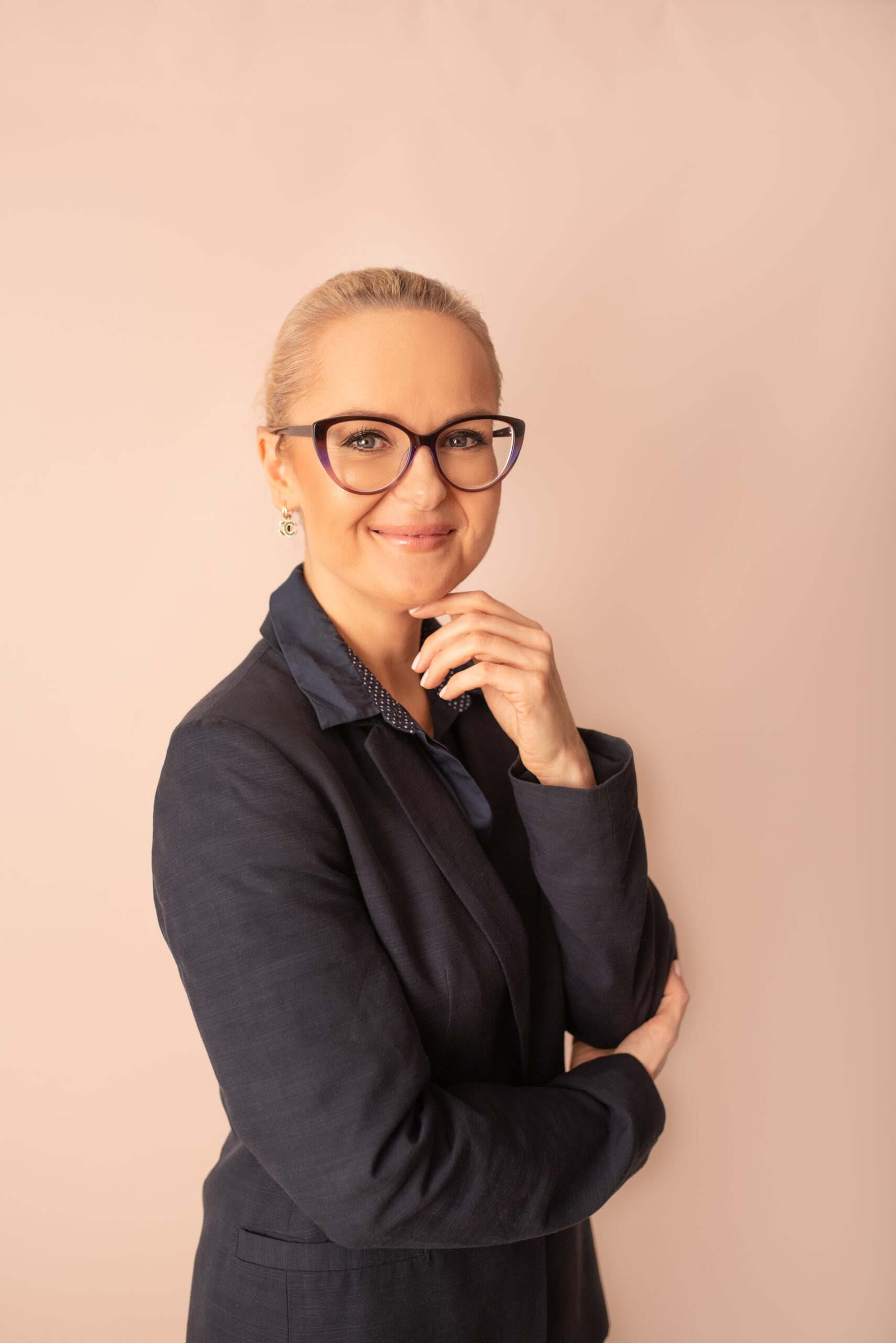Pani Tamara na jednolitym beżowym tle, uśmiechnięta