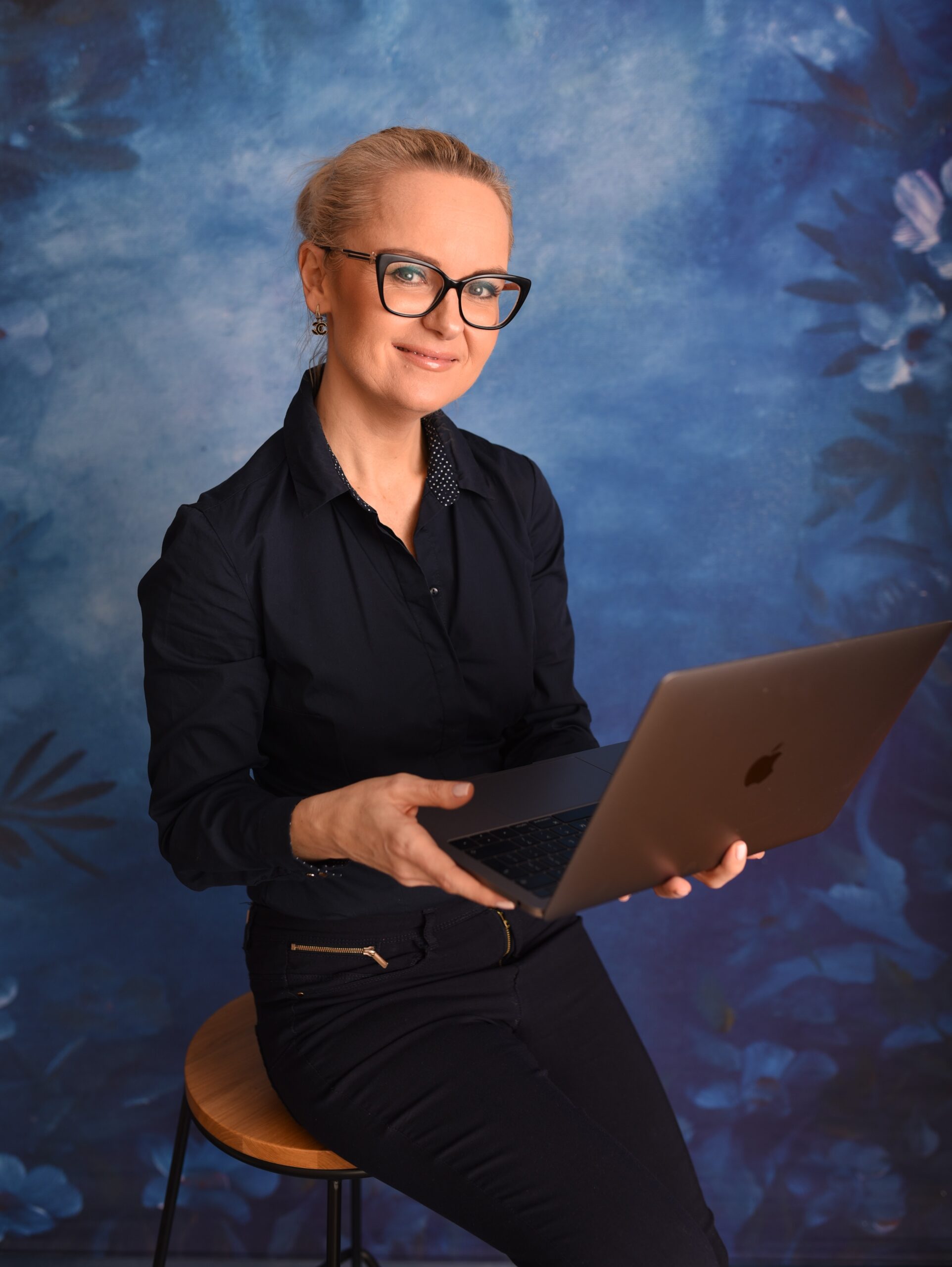 Tamara Januszewska z laptopem